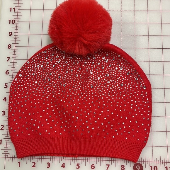 PIA ROSSINI NWT Silver Stud Faux Fur Red Pompom Ribbed Knit Fall/Winter Beanie - Picture 4 of 8